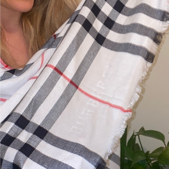 Burberry Classic Check Scarf in White and Black - Picture 5 of 6